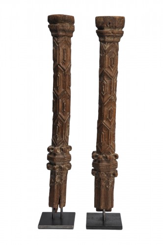 Deux piliers en bois du 14e siècle, travail Français