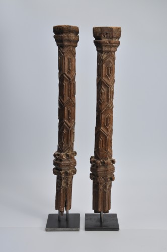 Deux piliers en bois du 14e siècle, travail Français - Matériaux & Architecture Style Moyen Âge