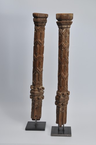 Matériaux & Architecture Eléments d'architecture - Deux piliers en bois du 14e siècle, travail Français