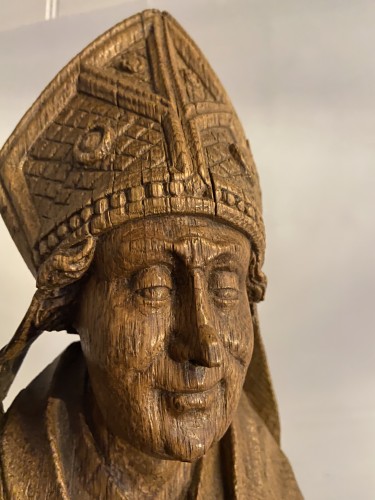 Un évêque sculpté très détaillé en chêne - flamand ou français - 16e siècle - Art sacré, objets religieux Style Moyen Âge