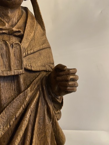 Art sacré, objets religieux  - Un évêque sculpté très détaillé en chêne - flamand ou français - 16e siècle