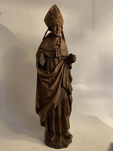 XVIe siècle et avant - Un évêque sculpté très détaillé en chêne - flamand ou français - 16e siècle