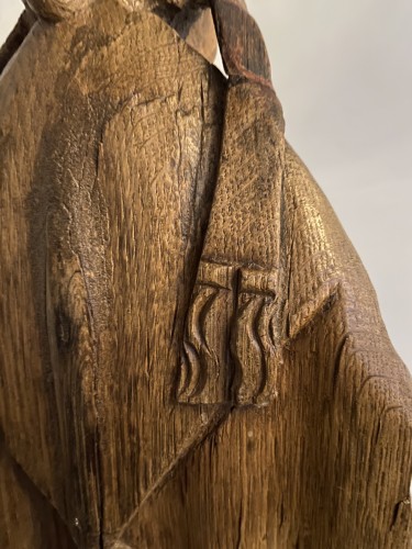 Un évêque sculpté très détaillé en chêne - flamand ou français - 16e siècle - Moyen Âge