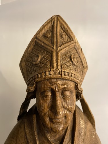 Moyen Âge - Un évêque sculpté très détaillé en chêne - flamand ou français - 16e siècle