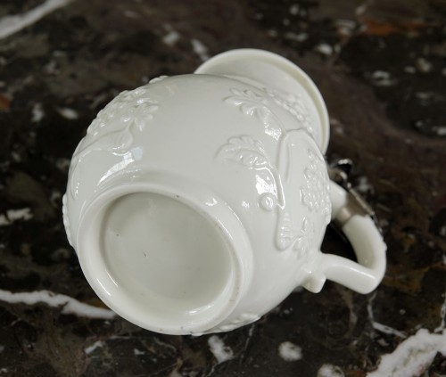 Pot à lait en porcelaine tendre de Saint-Cloud, vers 1730-1740 - Dragesco-Cramoisan