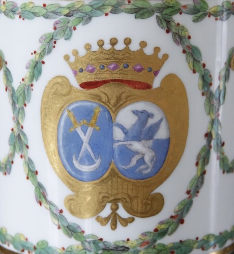 Céramiques, Porcelaines  - Gobelet litron armorié et sa soucoupe, en porcelaine dure de Sèvres, 1776