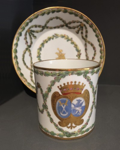 Louis XVI - Gobelet litron armorié et sa soucoupe, en porcelaine dure de Sèvres, 1776