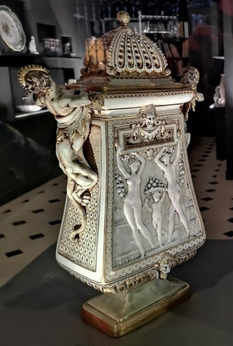 Vase "cassolette aux chimères" par Carrier-Belleuse pour Sèvres 1886-1888 - Céramiques, Porcelaines Style 