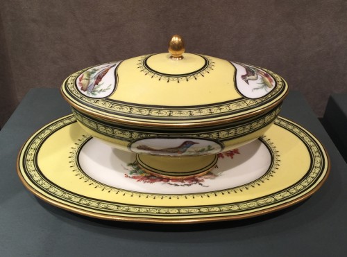 Sucrier couvert en porcelaine tendre de Sèvres à fond jaune jonquille, daté 1791 - Céramiques, Porcelaines Style Louis XVI