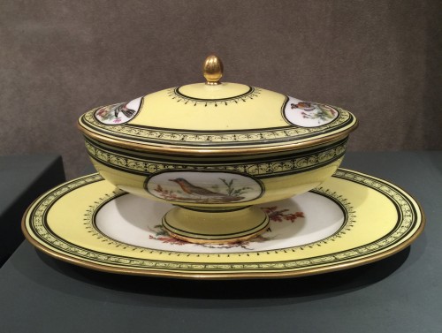 Céramiques, Porcelaines  - Sucrier couvert en porcelaine tendre de Sèvres à fond jaune jonquille, daté 1791