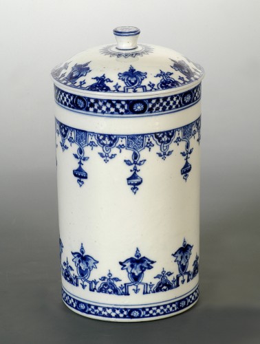 Grand pot à tabac en porcelaine tendre de Saint-Cloud, vers 1700-1710 - Céramiques, Porcelaines Style Louis XIV