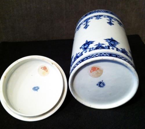 Céramiques, Porcelaines  - Grand pot à tabac en porcelaine tendre de Saint-Cloud, vers 1700-1710