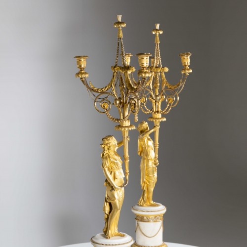 Luminaires Bougeoirs et Chandeliers - Paire de cadélabres en bronze doré au feu, France vers 1785