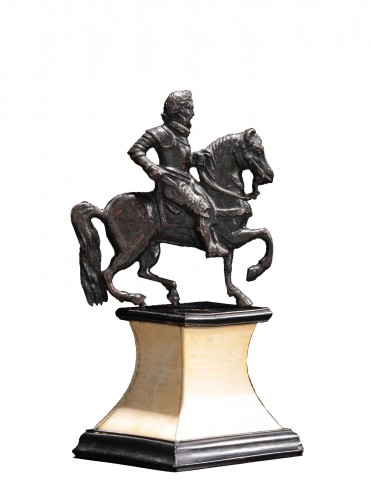 Bronze d'applique figurant un cavalier lauré et cuirassé