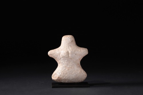 Archéologie  - Idole féminine en pierre