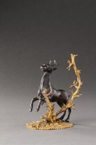 Petit groupe en bronze représentant un cerf cabré  - Finch and Co