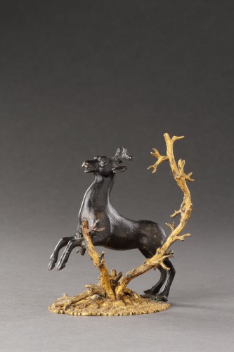 XVIIe siècle - Petit groupe en bronze représentant un cerf cabré 