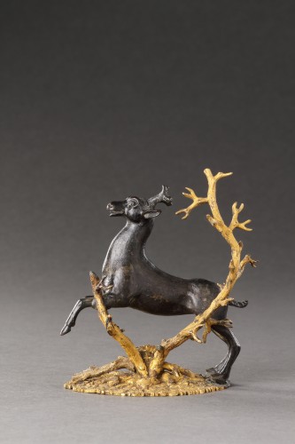 Petit groupe en bronze représentant un cerf cabré  - 