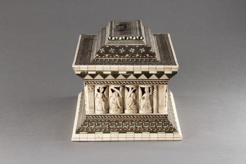 Antiquités - Important coffret de mariage en sarcophage