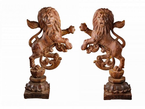 Paire de lions en bois sculpté et doré, Anglo-Indien milieu du 19e siècle 