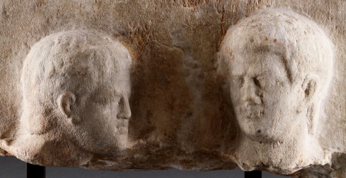 Stèle funéraire hellénistique en marbre à haut-relief avec deux têtes masculines  - Archéologie Style 