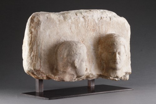 Archéologie  - Stèle funéraire hellénistique en marbre à haut-relief avec deux têtes masculines 