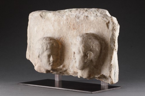 Stèle funéraire hellénistique en marbre à haut-relief avec deux têtes masculines  - Finch and Co