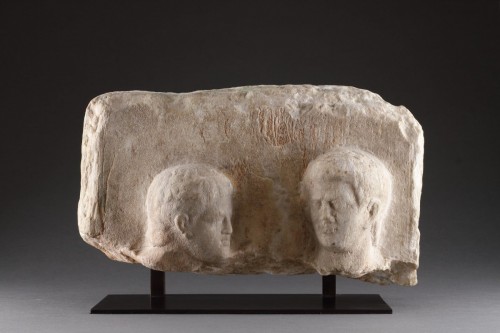 Avant JC au Xe siècle - Stèle funéraire hellénistique en marbre à haut-relief avec deux têtes masculines 