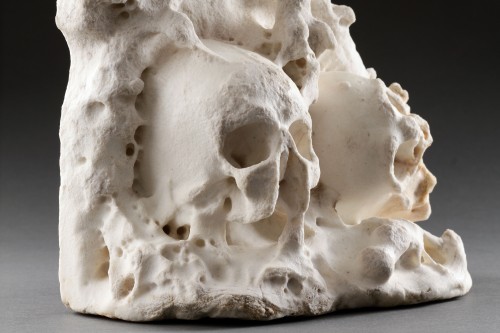 Antiquités - Châsse anglaise "Memento Mori" avec deux crânes humains