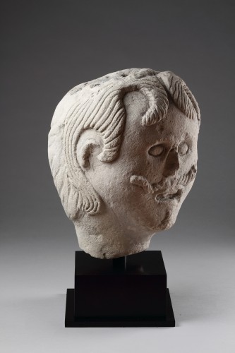 Antiquités - Grande tête de votif celtique en pierre calcaire sculptée représentant un homme