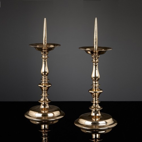 Une impressionnante paire de chandeliers Baluster Pricket - Luminaires Style Renaissance