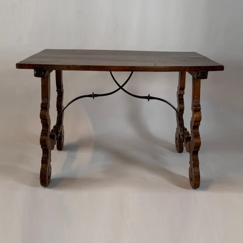 Antiquités - Une Table à chevalets, Espagne premier quart du 17e siècle