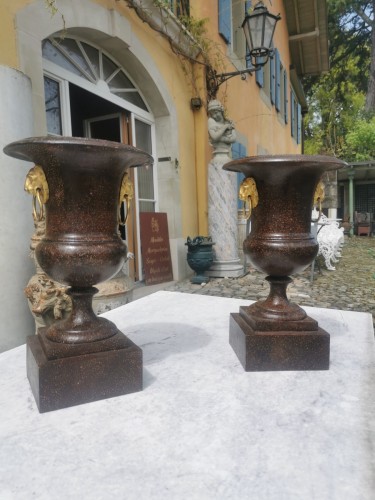 Antiquités - Paire de vases Médicis à l'imitation du porphyre