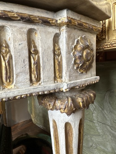 XVIIIe siècle - Paire de consoles Louis XVI en bois doré et patiné