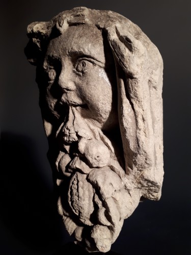 Sculpture Sculpture en pierre - Tête de grotesque crachant des fruits, France, époque Renaissance