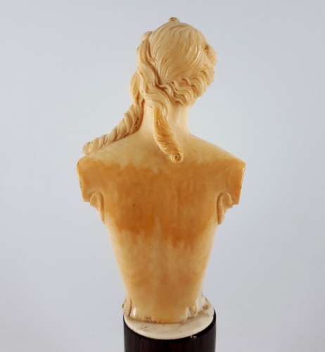 Antiquités - Ariane, buste en ivoire, Dieppe XVIIIe siècle