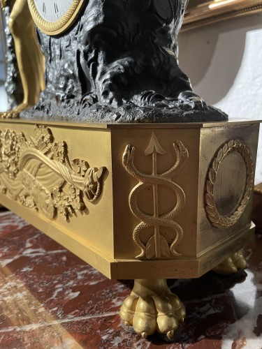 XIXe siècle - Pendule Empire en bronze doré et patiné