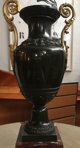 Vases en bronze patiné et doré, France époque Restauration - Ramón Portuondo