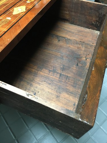 XIXe siècle - Table de milieu en marqueterie des différents bois, os et nacre