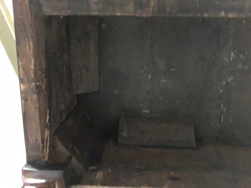 Antiquités - Table de milieu en marqueterie des différents bois, os et nacre