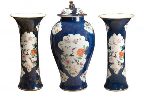 Un vase couvert et deux vases cornets en porcelaine chinoise XVIIIe siècle