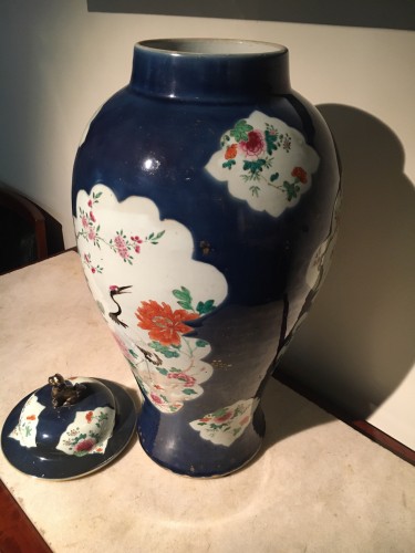 Un vase couvert et deux vases cornets en porcelaine chinoise XVIIIe siècle - Céramiques, Porcelaines Style 
