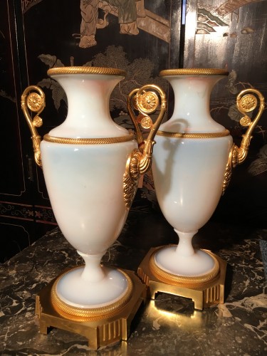 Paire de vases Charles X en opaline et bronze doré - Verrerie, Cristallerie Style 