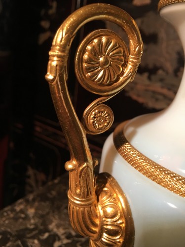 XIXe siècle - Paire de vases Charles X en opaline et bronze doré