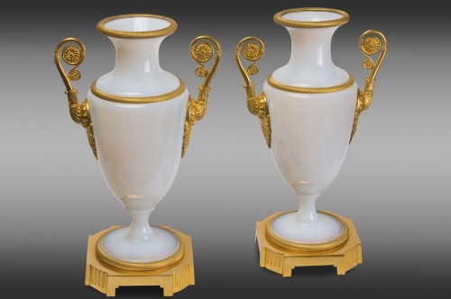  - Paire de vases Charles X en opaline et bronze doré