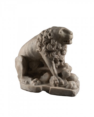 Lion, élément de gisant en marbre - France XIVe siècle