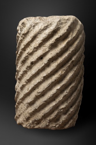 Archéologie  - Fragment de colonne torse cannelée en marbre - Empire romain Ve siècle après J-C