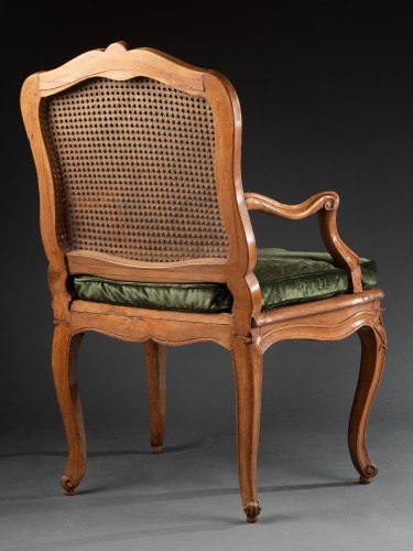 XVIIIe siècle - Paire de fauteuils cannés « à la reine » par Jean Avisse
