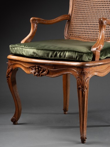 Paire de fauteuils cannés « à la reine » par Jean Avisse - Louis XV
