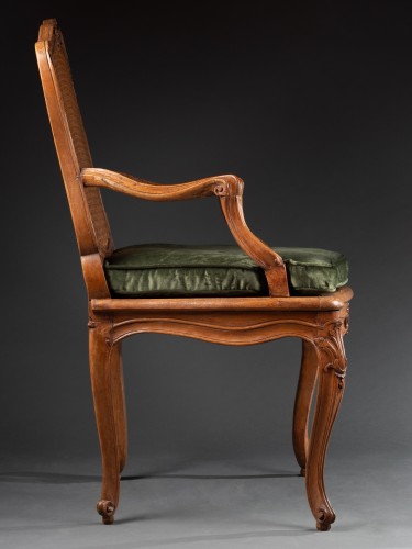 Antiquités - Paire de fauteuils cannés « à la reine » par Jean Avisse